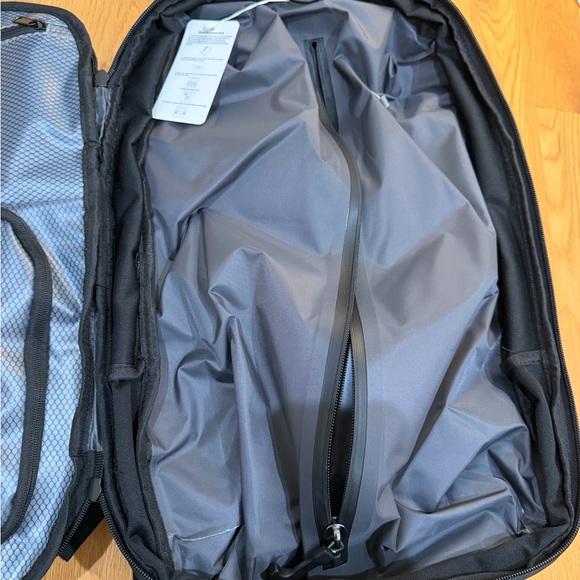 NWOT Vacuum Seal Swiss Lock Black Travel Backpack with Pump - Picture 10 of 14